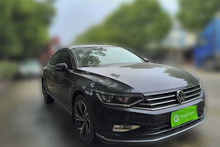 Used Volkswagen Magotan 2021 330TSI DSG 30th Anniversary Edition Front Right 45 Deg
