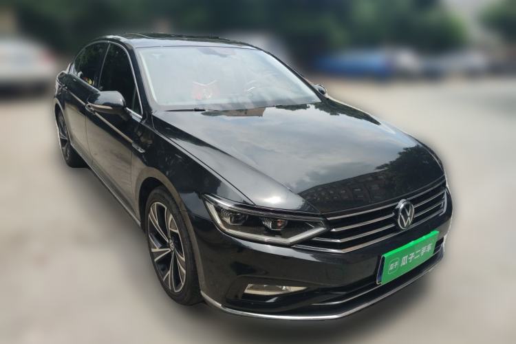 Used Volkswagen Magotan 2021 330TSI DSG 30th Anniversary Edition Front Right 45 Deg
