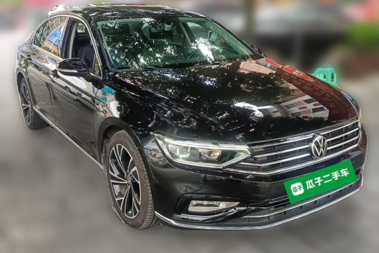 Used Volkswagen Magotan 2021 330TSI DSG 30th Anniversary Edition Front Right 45 Deg