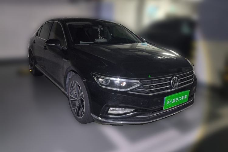 Used Volkswagen Magotan 2021 330TSI DSG 30th Anniversary Edition Front Right 45 Deg