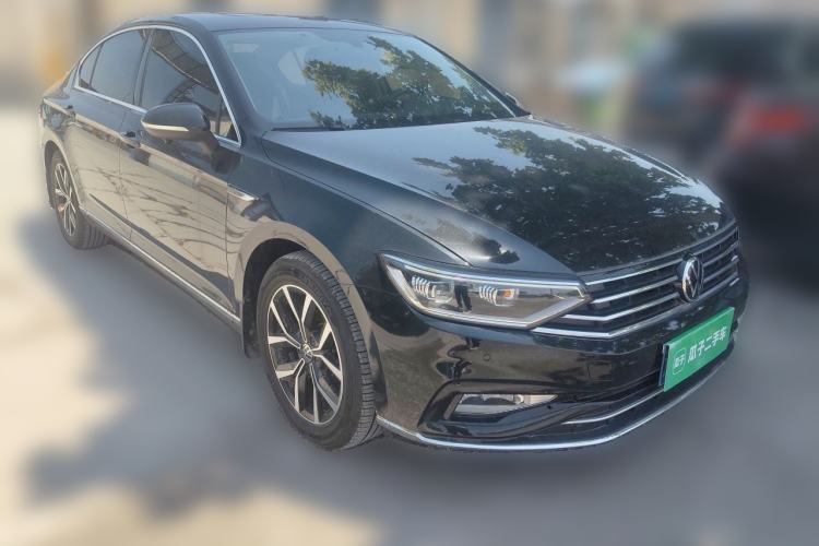Used Volkswagen Magotan 2021 330TSI DSG 30th Anniversary Edition Front Right 45 Deg