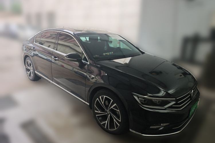 Used Volkswagen Magotan 2021 330TSI DSG 30th Anniversary Edition Front Right 45 Deg
