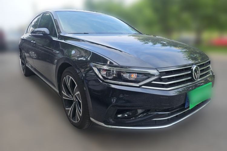 Used Volkswagen Magotan 2021 330TSI DSG 30th Anniversary Edition Front Right 45 Deg