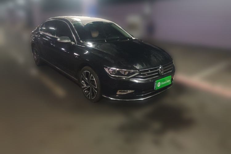 Used Volkswagen Magotan 2021 330TSI DSG 30th Anniversary Edition Front Right 45 Deg