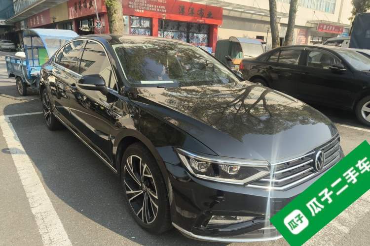 Used Volkswagen Magotan 2021 330TSI DSG 30th Anniversary Edition Front Right 45 Deg