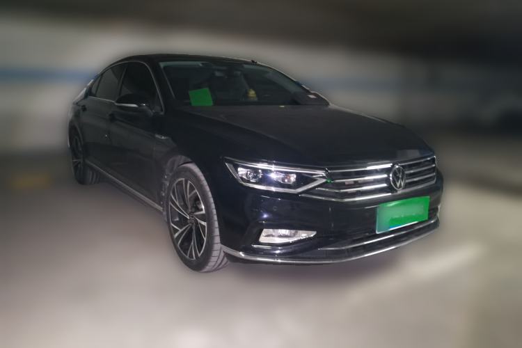 Used Volkswagen Magotan 2021 330TSI DSG 30th Anniversary Edition Front Right 45 Deg