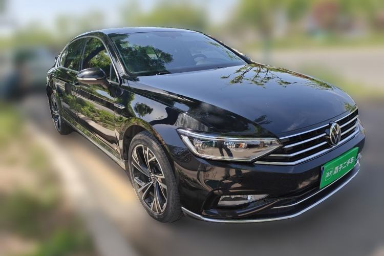 Used Volkswagen Magotan 2021 330TSI DSG 30th Anniversary Edition Front Right 45 Deg