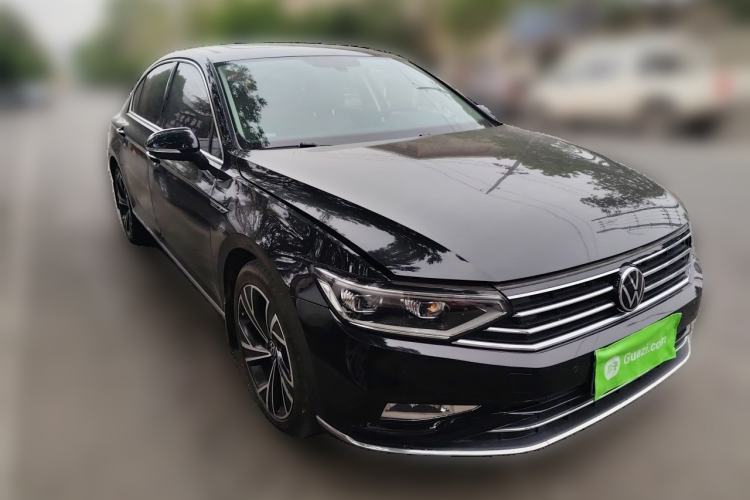 Used Volkswagen Magotan 2021 330TSI DSG 30th Anniversary Edition Front Right 45 Deg