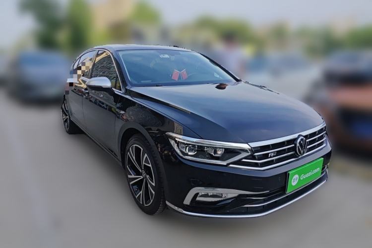 Used Volkswagen Magotan 2021 330TSI DSG 30th Anniversary Edition Front Right 45 Deg