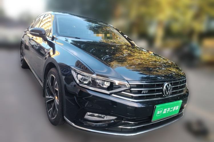Used Volkswagen Magotan 2021 330TSI DSG 30th Anniversary Edition Front Right 45 Deg