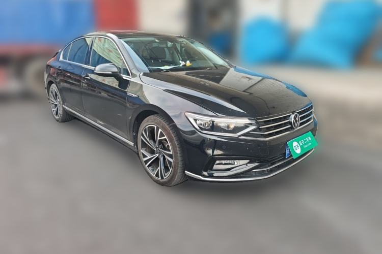 Used Volkswagen Magotan 2021 330TSI DSG 30th Anniversary Edition Front Right 45 Deg