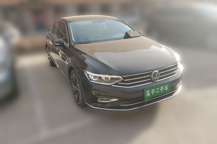 Used Volkswagen Magotan 2021 330TSI DSG 30th Anniversary Edition Front Right 45 Deg