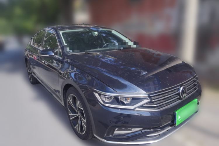 Used Volkswagen Magotan 2021 330TSI DSG 30th Anniversary Edition Front Right 45 Deg