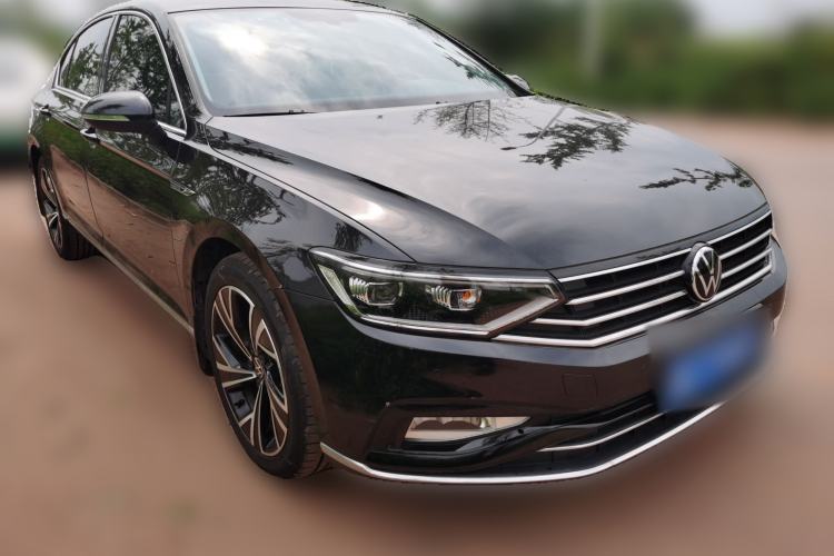 Used Volkswagen Magotan 2021 330TSI DSG 30th Anniversary Edition Front Right 45 Deg