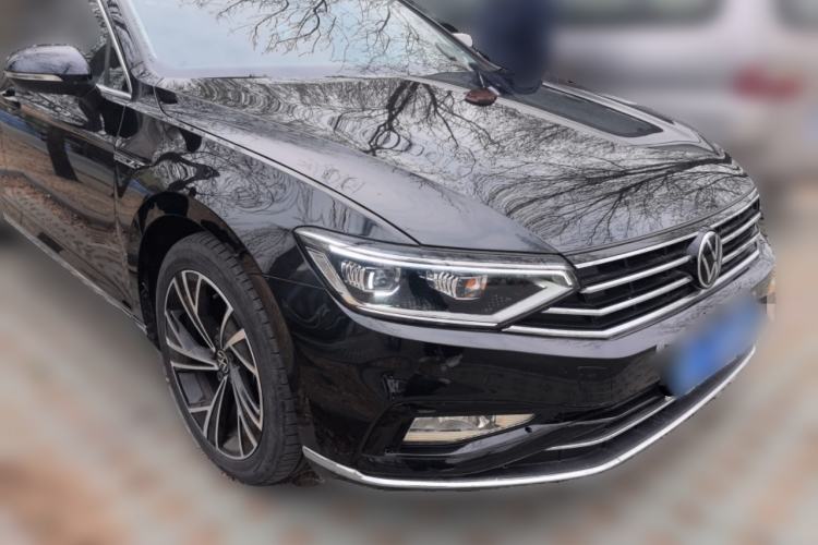 Used Volkswagen Magotan 2021 330TSI DSG 30th Anniversary Edition Front Right 45 Deg