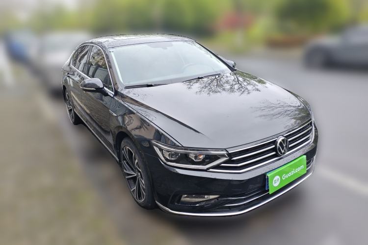 Used Volkswagen Magotan 2021 330TSI DSG 30th Anniversary Edition Front Right 45 Deg