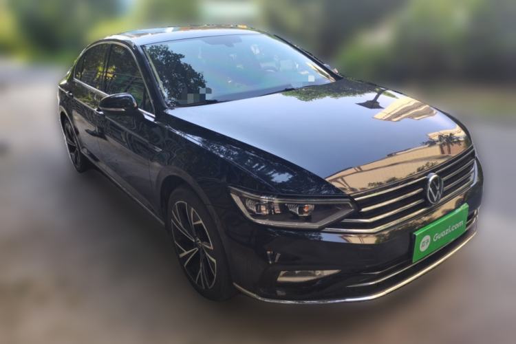 Used Volkswagen Magotan 2021 330TSI DSG 30th Anniversary Edition Front Right 45 Deg