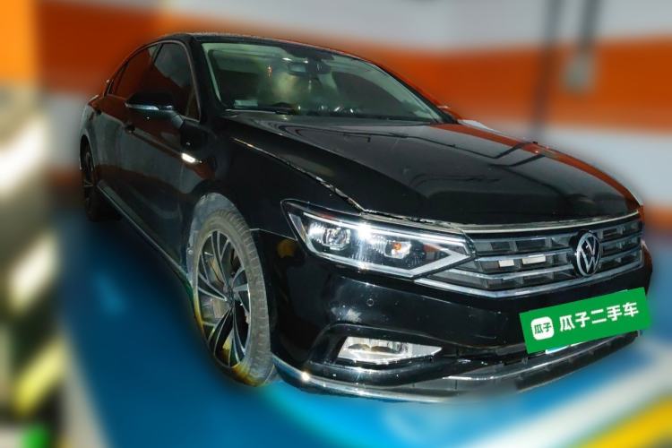 Used Volkswagen Magotan 2021 330TSI DSG 30th Anniversary Edition Front Right 45 Deg
