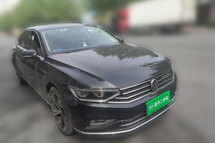 Used Volkswagen Magotan 2021 330TSI DSG 30th Anniversary Edition Front Right 45 Deg