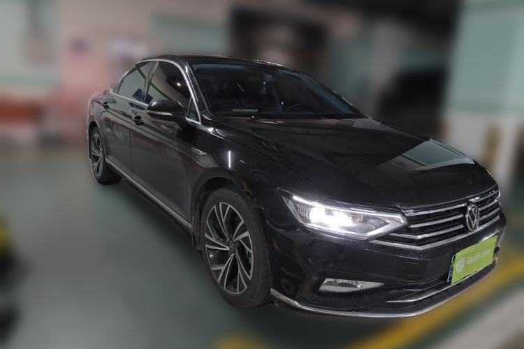 Used Volkswagen Magotan 2021 330TSI DSG 30th Anniversary Edition Front Right 45 Deg