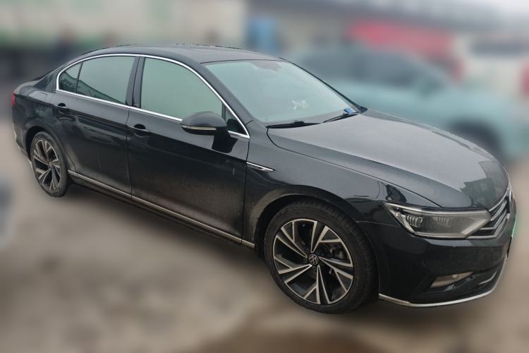 Used Volkswagen Magotan 2021 330TSI DSG 30th Anniversary Edition Front Right 45 Deg