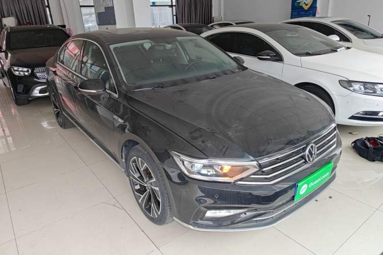 Used Volkswagen Magotan 2021 330TSI DSG 30th Anniversary Edition Front Right 45 Deg