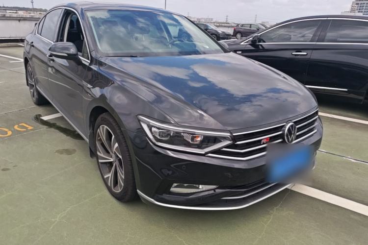 Used Volkswagen Magotan 2021 330TSI DSG 30th Anniversary Edition Front Right 45 Deg
