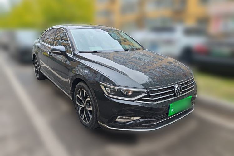 Used Volkswagen Magotan 2021 330TSI DSG 30th Anniversary Edition Front Right 45 Deg