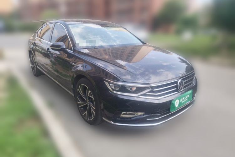 Used Volkswagen Magotan 2021 330TSI DSG 30th Anniversary Edition Front Right 45 Deg