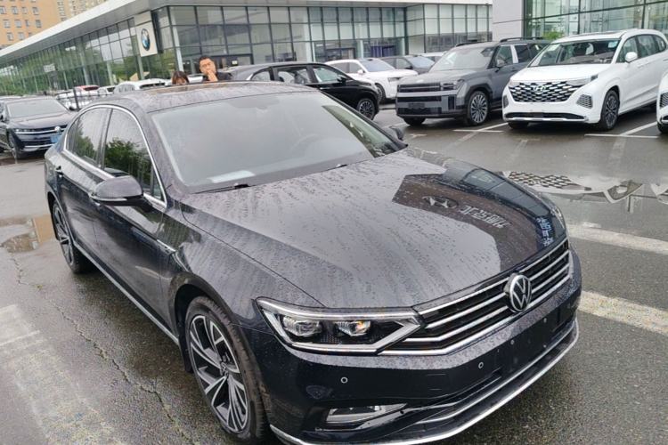 Used Volkswagen Magotan 2021 330TSI DSG 30th Anniversary Edition Front Right 45 Deg