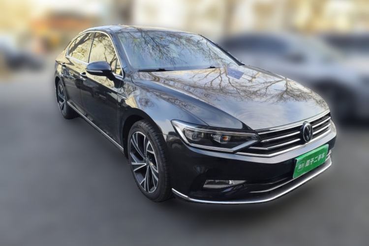 Used Volkswagen Magotan 2021 330TSI DSG 30th Anniversary Edition Front Right 45 Deg