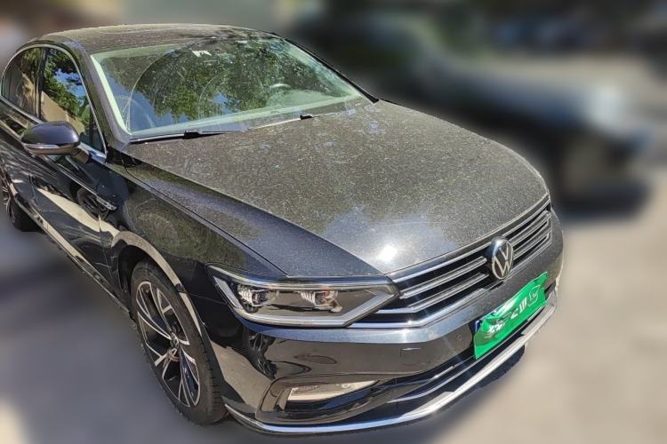 Used Volkswagen Magotan 2021 330TSI DSG 30th Anniversary Edition Front Right 45 Deg