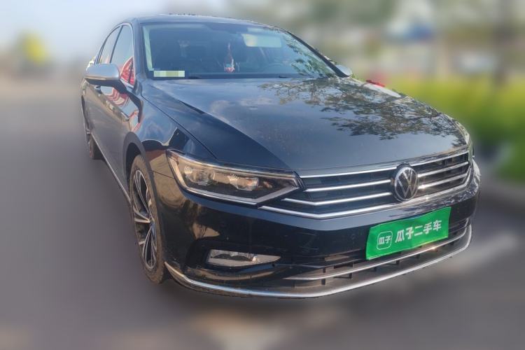 Used Volkswagen Magotan 2021 330TSI DSG 30th Anniversary Edition Front Right 45 Deg