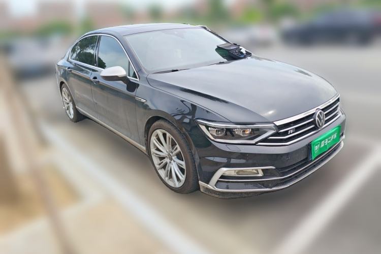 Used Volkswagen Magotan 2021 330TSI DSG 30th Anniversary Edition Front Right 45 Deg