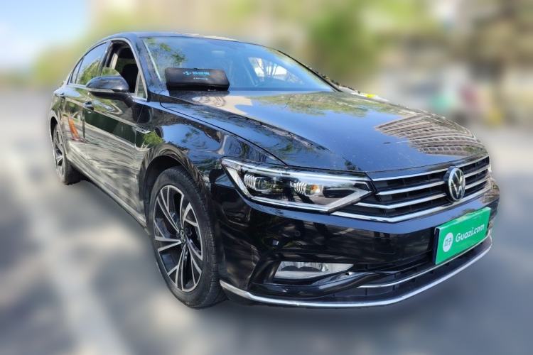 Used Volkswagen Magotan 2021 330TSI DSG 30th Anniversary Edition Front Right 45 Deg