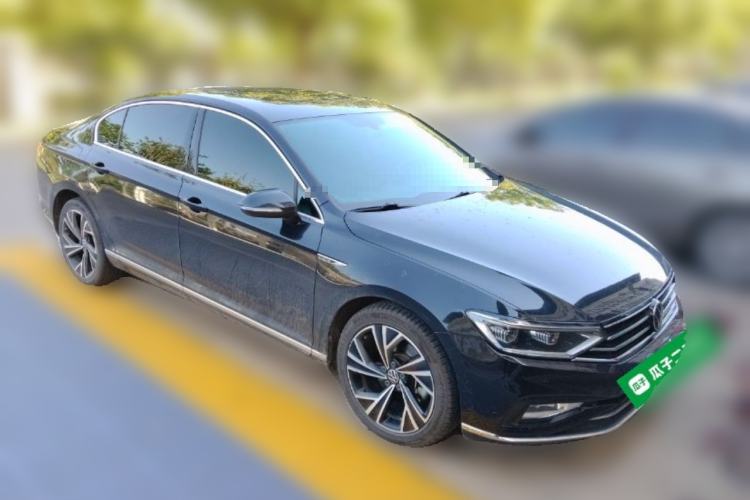 Used Volkswagen Magotan 2021 330TSI DSG 30th Anniversary Edition Front Right 45 Deg