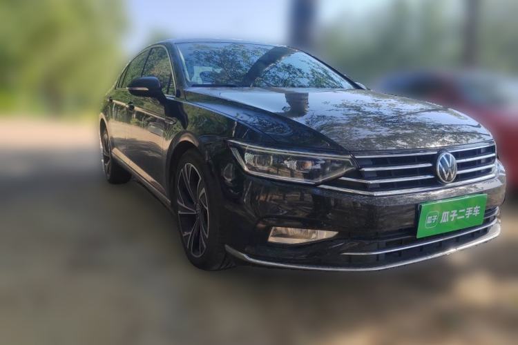 Used Volkswagen Magotan 2021 330TSI DSG 30th Anniversary Edition Front Right 45 Deg