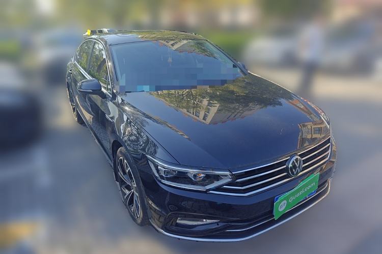 Used Volkswagen Magotan 2021 330TSI DSG 30th Anniversary Edition Front Right 45 Deg