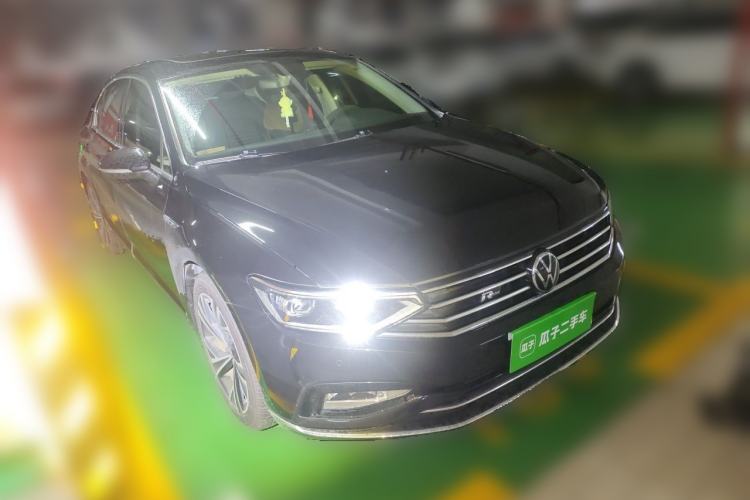 Used Volkswagen Magotan 2021 330TSI DSG 30th Anniversary Edition Front Right 45 Deg