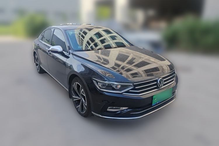 Used Volkswagen Magotan 2021 330TSI DSG 30th Anniversary Edition Front Right 45 Deg