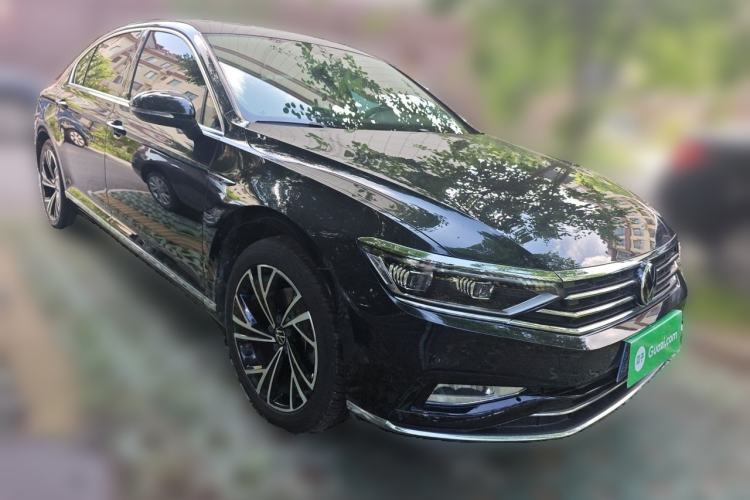 Used Volkswagen Magotan 2021 330TSI DSG 30th Anniversary Edition Front Right 45 Deg