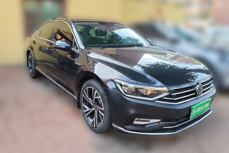 Used Volkswagen Magotan 2021 330TSI DSG 30th Anniversary Edition Front Right 45 Deg