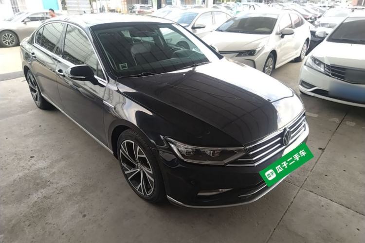 Used Volkswagen Magotan 2021 330TSI DSG 30th Anniversary Edition Front Right 45 Deg