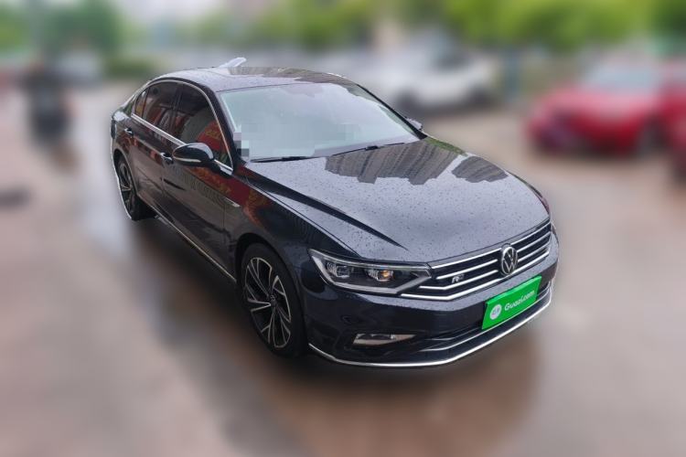 Used Volkswagen Magotan 2021 330TSI DSG 30th Anniversary Edition Front Right 45 Deg
