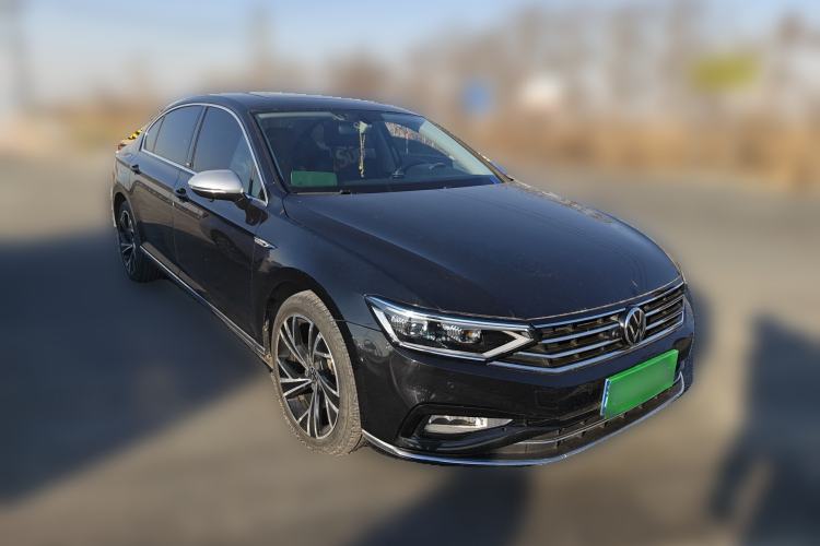 Used Volkswagen Magotan 2021 330TSI DSG 30th Anniversary Edition Front Right 45 Deg