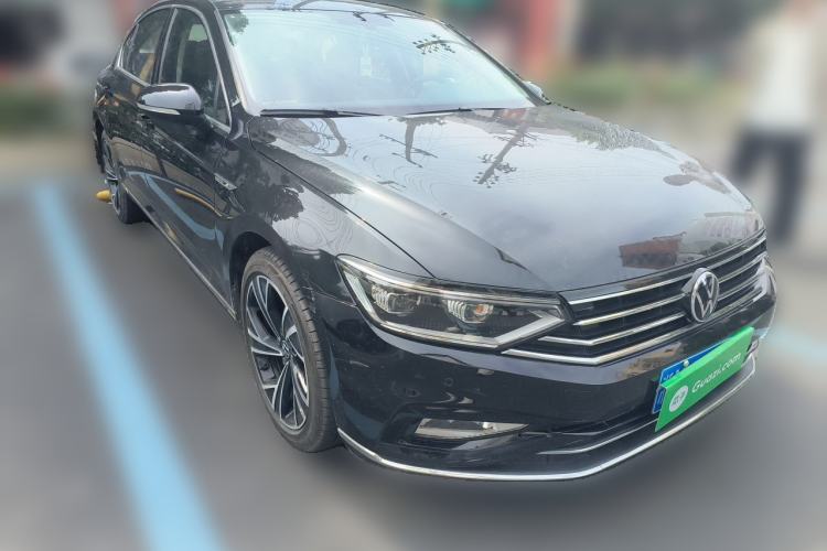 Used Volkswagen Magotan 2021 330TSI DSG 30th Anniversary Edition Front Right 45 Deg