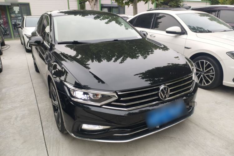 Used Volkswagen Magotan 2021 330TSI DSG 30th Anniversary Edition Front Right 45 Deg