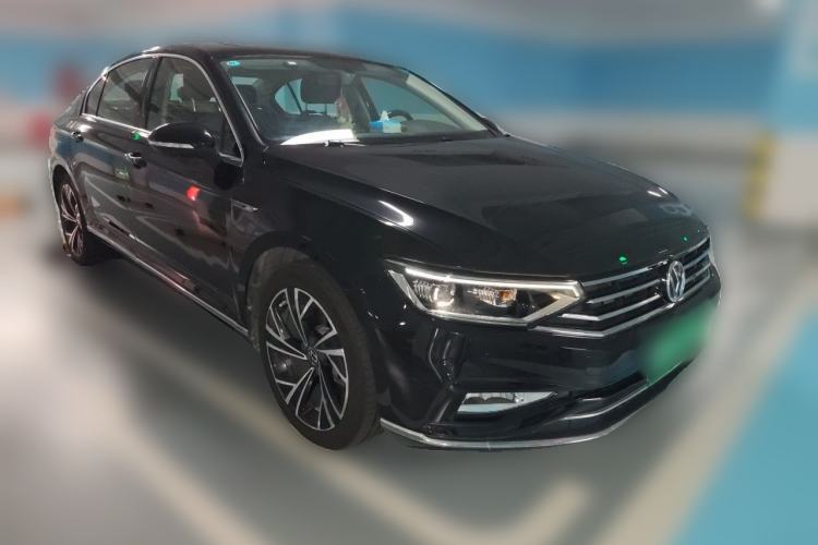 Used Volkswagen Magotan 2021 330TSI DSG 30th Anniversary Edition Front Right 45 Deg