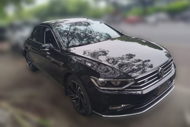 Used Volkswagen Magotan 2021 330TSI DSG 30th Anniversary Edition Front Right 45 Deg