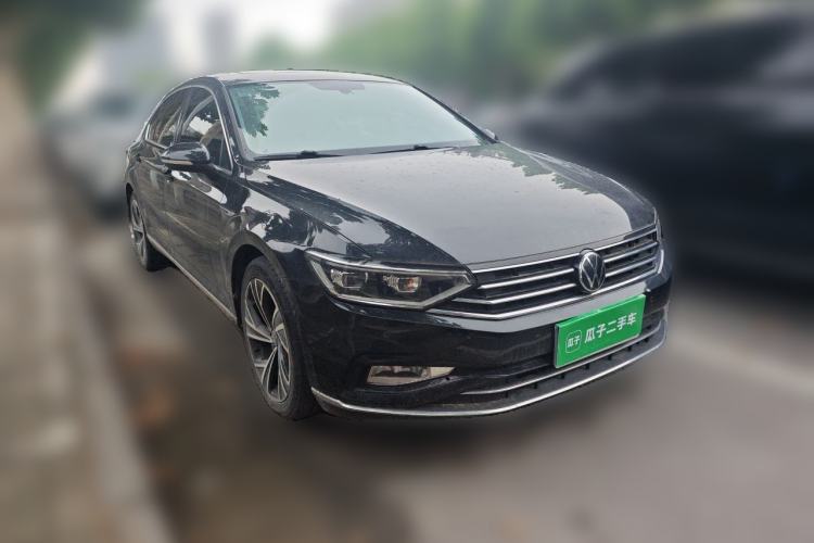 Used Volkswagen Magotan 2021 330TSI DSG 30th Anniversary Edition Front Right 45 Deg